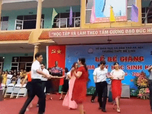 Thích thú với vũ điệu nhảy 'thần thánh' trên nền nhạc Cha Cha Cha của thầy cô trường Mê Linh