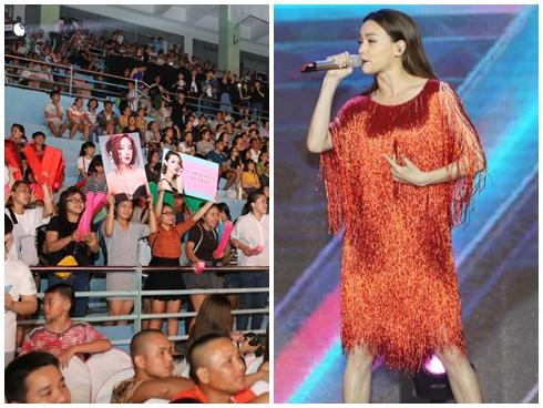 Fan Minh Hằng giơ ảnh thần tượng trước màn biểu diễn của Hồ Ngọc Hà