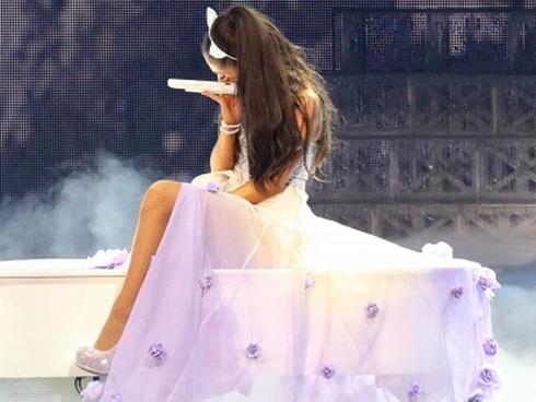 Ariana Grande trở lại Manchester tổ chức concert gây quỹ cho nạn nhân vụ nổ bom