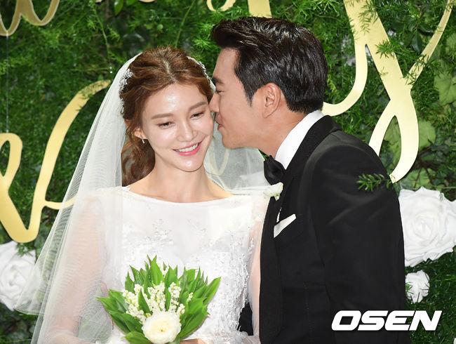 Jang Geun Suk, Hoa hậu Park Si Yeon cùng loạt sao Hàn khoe ảnh trong đám cưới mỹ nhân phim Mười - Ảnh 10.