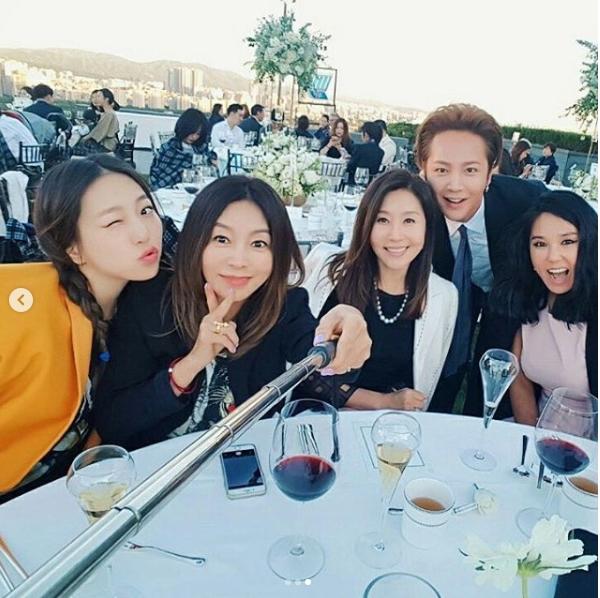 Jang Geun Suk, Hoa hậu Park Si Yeon cùng loạt sao Hàn khoe ảnh trong đám cưới mỹ nhân phim Mười - Ảnh 1.