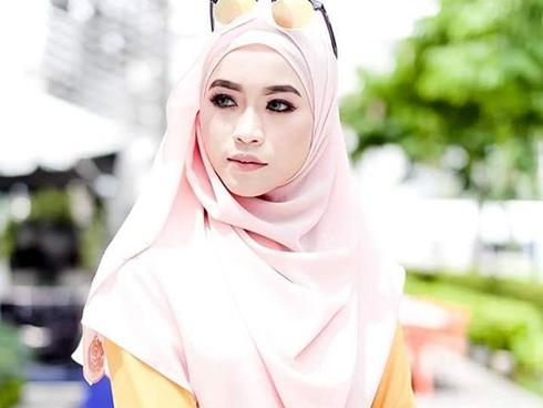 Nữ giáo viên xinh đẹp được khen ngợi vì cõng học sinh qua nước lũ-5