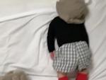 Video: Cậu bé có thể ngủ kể cả khi...đang đứng trên ghế