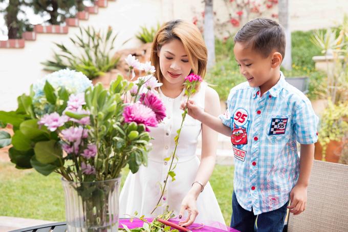 clip: ca si thanh thao tiet lo cuoc song voi nha dep, xe sang o my hinh anh 2