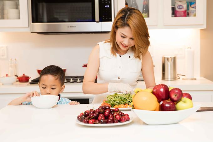 clip: ca si thanh thao tiet lo cuoc song voi nha dep, xe sang o my hinh anh 5