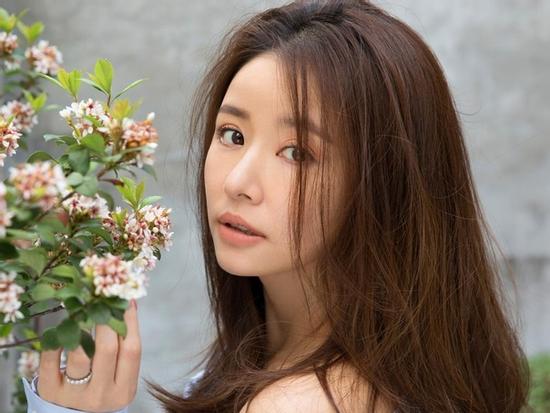 'Mẹ bỉm sữa' Lâm Tâm Như đốn tim fan với loạt ảnh trẻ đẹp ngỡ ngàng