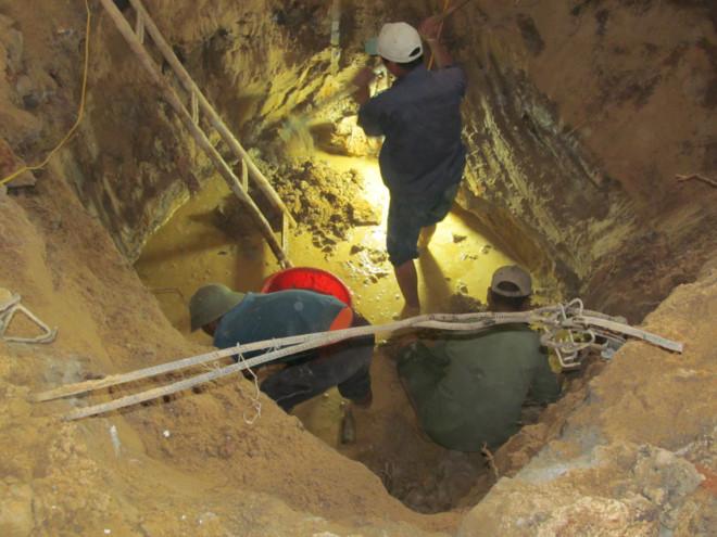 Phat hien 187 hai cot chon tap the trong 5 ham mo duoi nha dan hinh anh 1