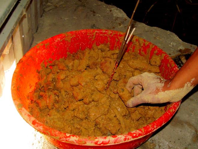 Phat hien 187 hai cot chon tap the trong 5 ham mo duoi nha dan hinh anh 2