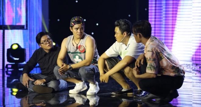 Thanh vien nhom hai X-Pro dien sung den rach quan o Cuoi xuyen Viet hinh anh 1