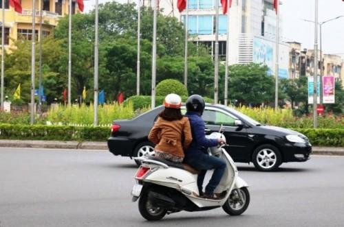 Huế: Người dân mặc áo ấm ra đường giữa... mùa hè - Ảnh 1.