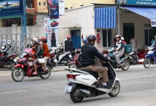 Huế: Người dân mặc áo ấm ra đường giữa... mùa hè - Ảnh 6.