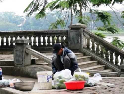 Huế: Người dân mặc áo ấm ra đường giữa... mùa hè - Ảnh 9.