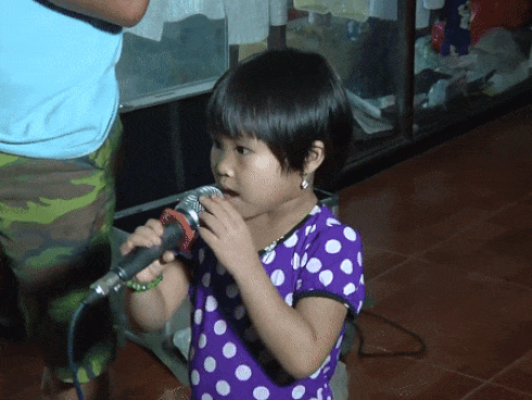 Bé gái 3 tuổi làm chao đảo cộng đồng mạng hát song ca 'Tình nghèo có nhau' với bố
