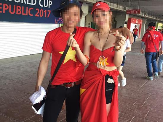 Dân mạng chỉ trích cô gái quấn cờ Tổ quốc ngang hông đi cổ vũ U20 Việt Nam
