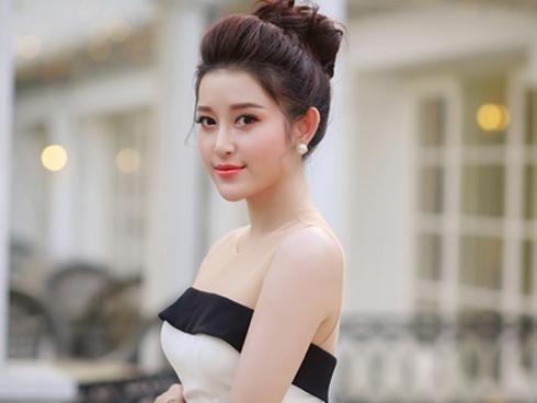 Huyền My mặc xuyên thấu tái xuất sàn diễn sau ồn ào 'thả thính và kiện tụng'