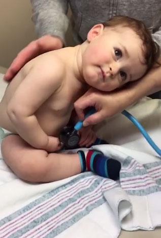 video-be-di-kham-bac-si-thu-hut-7-trieu-luot-xem