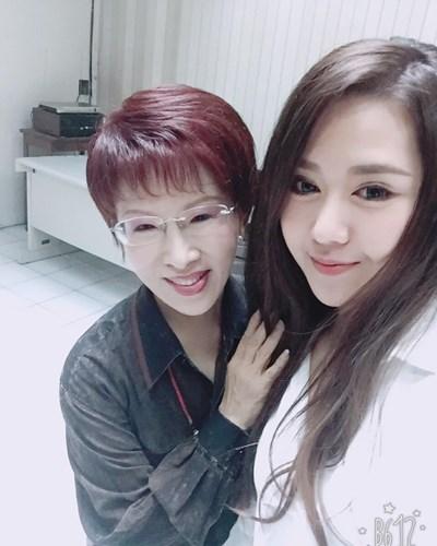 nu chinh tri gia dai loan 28 tuoi tao dang