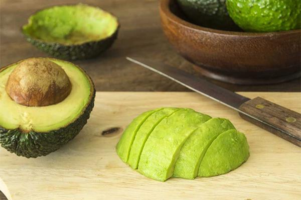 Bơ chứa một loại axit giúp chuyển hoá chất béo trong cơ thể, vì vậy, thường xuyên ăn bơ giúp giảm cân.