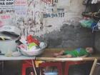 Đứa trẻ ngủ lề đường cùng bố mẹ mưu sinh mỗi ngày gây xôn xao mạng xã hội Việt