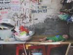Đứa trẻ ngủ lề đường cùng bố mẹ mưu sinh mỗi ngày gây xôn xao mạng xã hội Việt