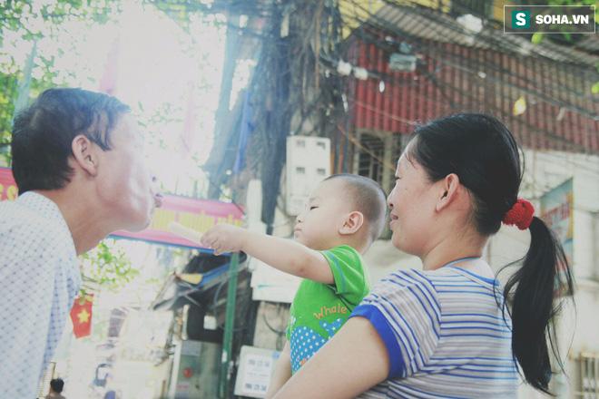 Đứa trẻ ngủ lề đường cùng bố mẹ mưu sinh mỗi ngày gây xôn xao mạng xã hội Việt - Ảnh 3.