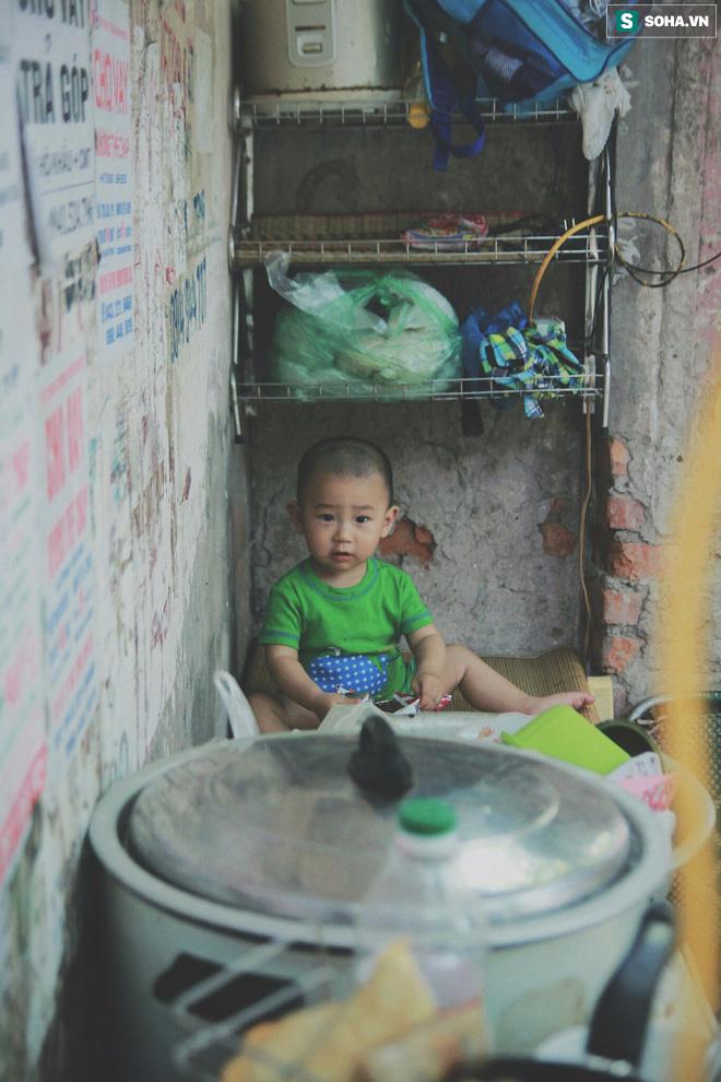 Đứa trẻ ngủ lề đường cùng bố mẹ mưu sinh mỗi ngày gây xôn xao mạng xã hội Việt - Ảnh 7.