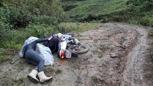 hinh anh lay dong cua co giao vung cao nga tren duong den truong hinh anh 1