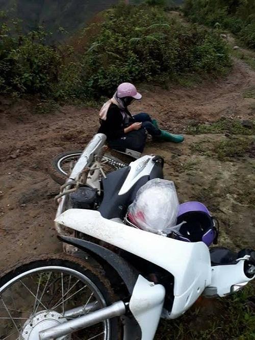 hinh anh lay dong cua co giao vung cao nga tren duong den truong hinh anh 2