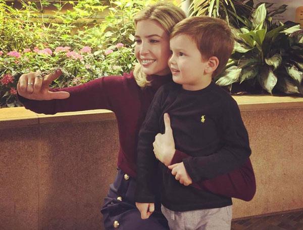 Ivanka Trump dành thời gian chơi và chăm sóc con yêu.