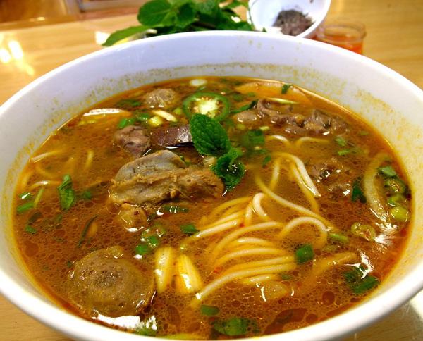 Thông tin bún bò được sử dụng hóa chất làm mềm xương khiến nhiều người e dè khi ăn món khoái khẩu này