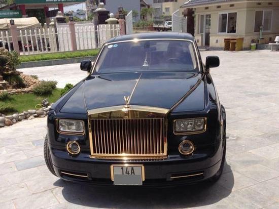 Quảng Ninh: Rolls-Royce Phantom mạ vàng chạy taxi, đổ xăng giữa đường