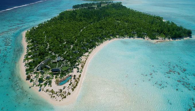 Theo AP, ông Obama đã tới đây bằng một chuyên cơ tới Tahiti. Hòn đảo được lấy tên theo người sở hữu hòn đảo từ năm 1967.
