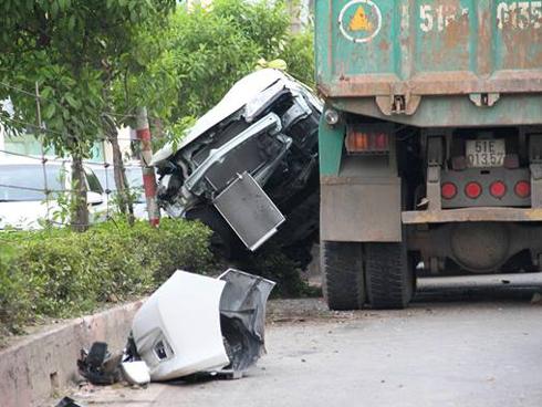 5 người gào thét trong ôtô bị xe ben hất văng ở Sài Gòn