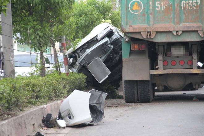 Mercedes nat buom tren quoc lo sau tai nan lien hoan hinh anh 3