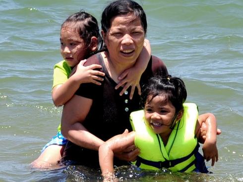 Hàng nghìn người tắm biển giữa trưa cầu may dịp tết Đoan Ngọ