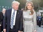 Vừa diện áo 1 tỷ, bà Melania Trump lại may váy hơn 900 triệu đi công du cùng chồng