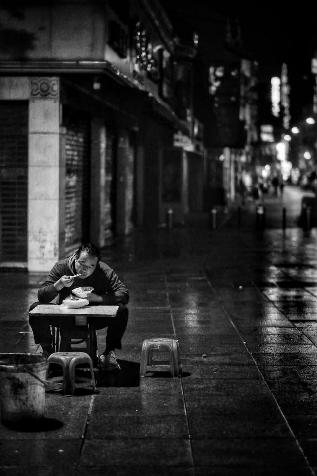 co mot thuong hai dep va binh yen den la luc nua dem hinh anh 2