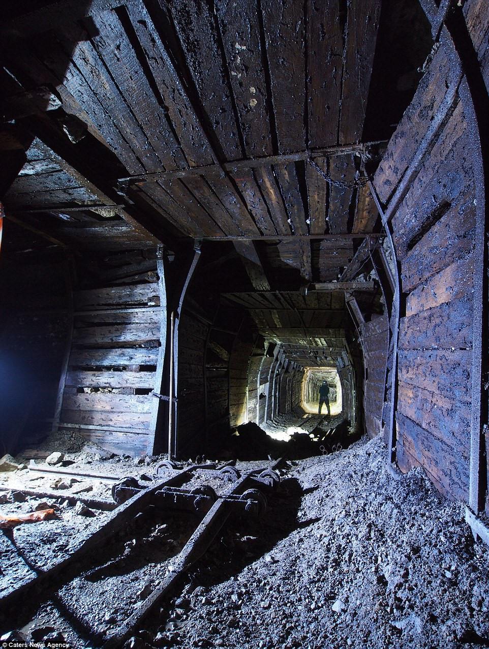 Tham hiem nhung hang mo an sau trong long dat hinh anh 3