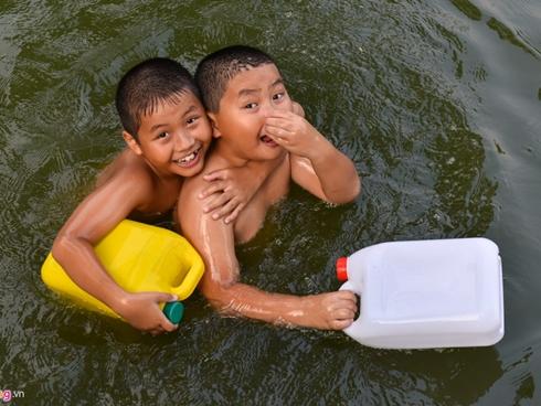 Trẻ em Hà Nội tắm giải nhiệt ở ao làng nghìn năm