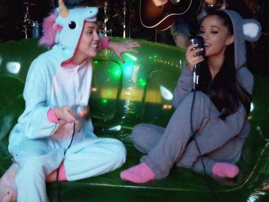 Ariana và Miley song ca tưởng nhớ nạn nhân vụ đánh bom đang là điều fan mong ước nhất!