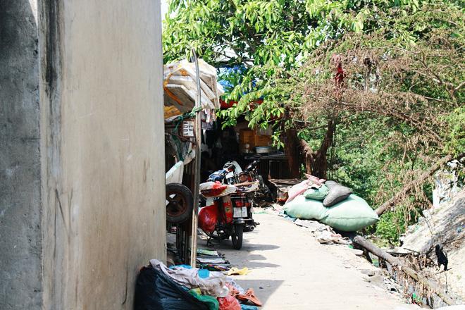 Phòng trọ "ổ chuột" hầm hập trong cái nóng thiêu đốt đến 40 độ C ở Hà Nội - Ảnh 2.