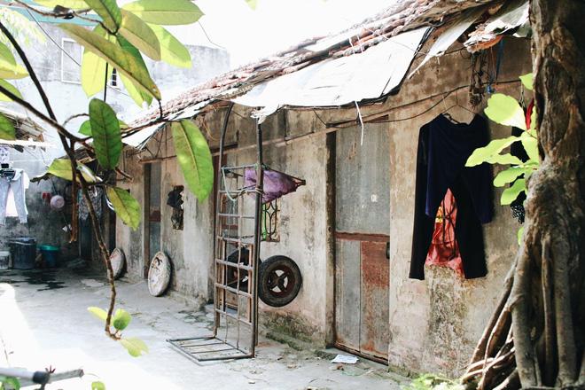 Phòng trọ "ổ chuột" hầm hập trong cái nóng thiêu đốt đến 40 độ C ở Hà Nội - Ảnh 2.