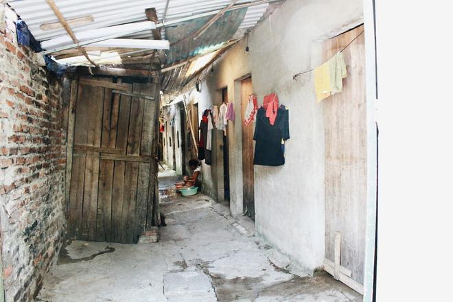 Phòng trọ "ổ chuột" hầm hập trong cái nóng thiêu đốt đến 40 độ C ở Hà Nội - Ảnh 2.