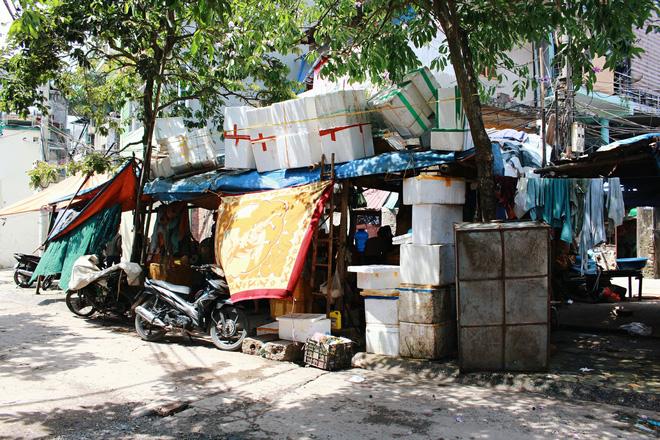 Phòng trọ "ổ chuột" hầm hập trong cái nóng thiêu đốt đến 40 độ C ở Hà Nội - Ảnh 1.