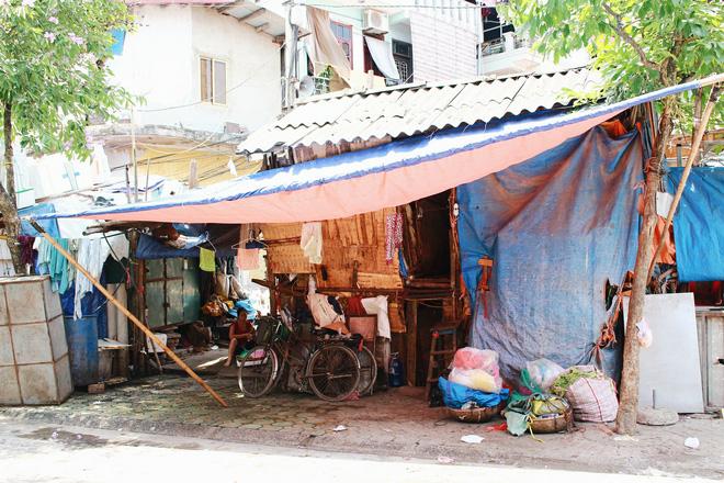 Phòng trọ "ổ chuột" hầm hập trong cái nóng thiêu đốt đến 40 độ C ở Hà Nội - Ảnh 1.