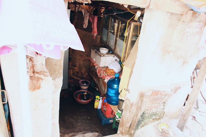 Phòng trọ "ổ chuột" hầm hập trong cái nóng thiêu đốt đến 40 độ C ở Hà Nội - Ảnh 2.