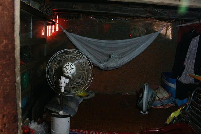 Phòng trọ ổ chuột hầm hập trong cái nóng thiêu đốt đến 40 độ C ở Hà Nội - Ảnh 3.