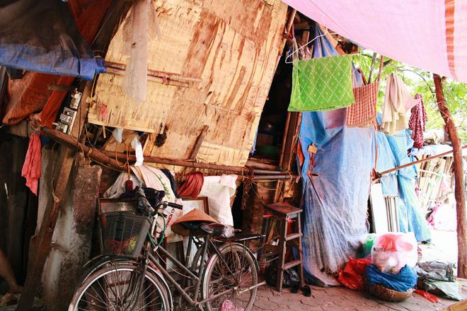 Phòng trọ "ổ chuột" hầm hập trong cái nóng thiêu đốt đến 40 độ C ở Hà Nội - Ảnh 1.