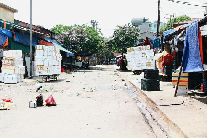 Phòng trọ "ổ chuột" hầm hập trong cái nóng thiêu đốt đến 40 độ C ở Hà Nội - Ảnh 1.