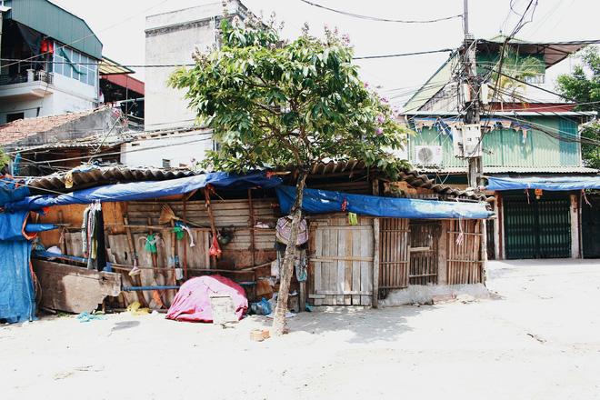 Phòng trọ "ổ chuột" hầm hập trong cái nóng thiêu đốt đến 40 độ C ở Hà Nội - Ảnh 1.